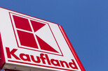 Kaufland-Logo vor blauem Himmel