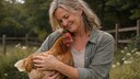 Frau mit Huhn im Arm.
