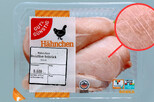 Abbildung einer Packung »Gut & Günstig«-Hühnerbrustfilets mit weißen Streifen im Fleisch, die Muskelverfettung anzeigen.