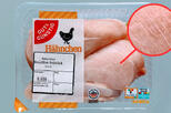 Abbildung einer Packung »Gut & Günstig«-Hühnerbrustfilets mit weißen Streifen im Fleisch, die Muskelverfettung anzeigen.