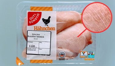 Abbildung einer Packung »Gut & Günstig«-Hühnerbrustfilets mit weißen Streifen im Fleisch, die Muskelverfettung anzeigen.
