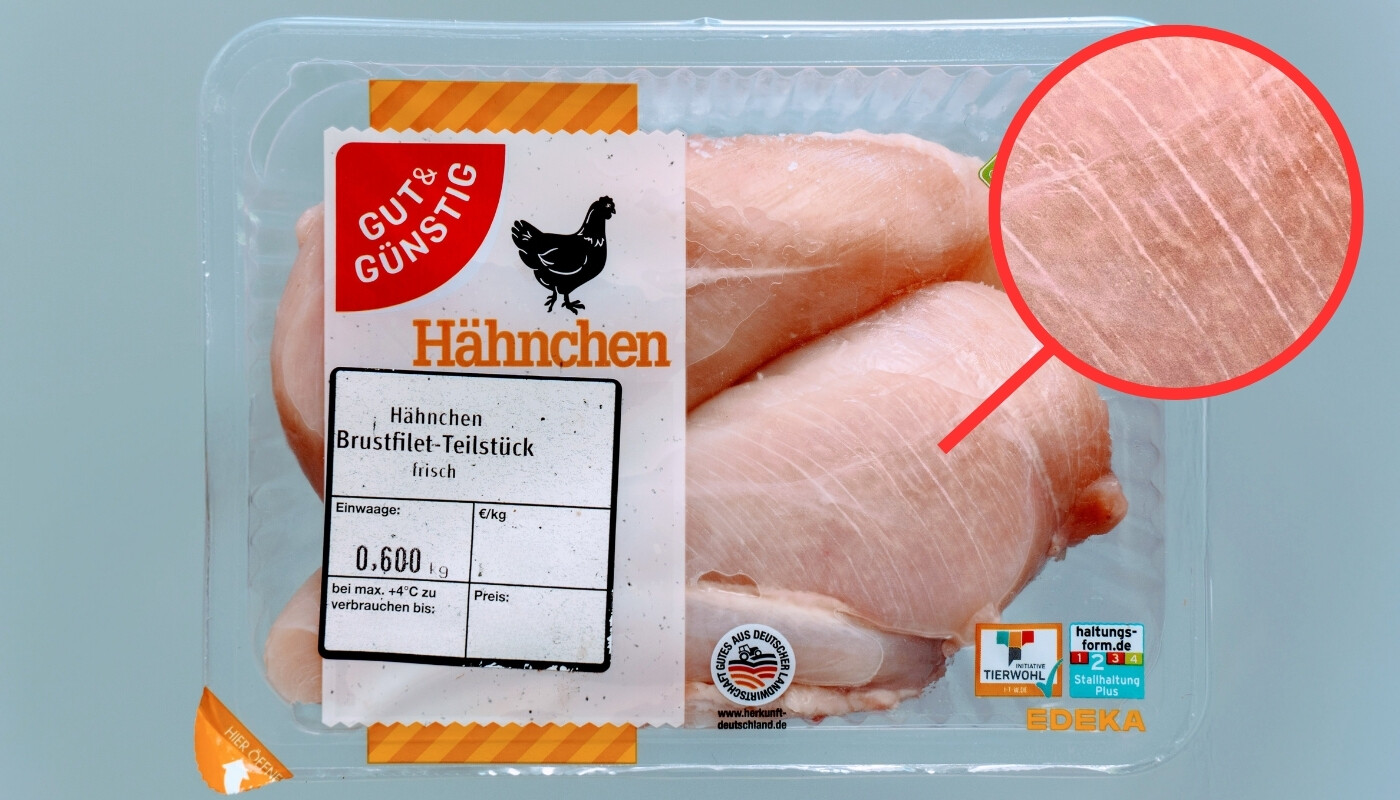Abbildung einer Packung »Gut & Günstig«-Hühnerbrustfilets mit weißen Streifen im Fleisch, die Muskelverfettung anzeigen.