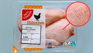 Abbildung einer Packung »Gut & Günstig«-Hühnerbrustfilets mit weißen Streifen im Fleisch, die Muskelverfettung anzeigen.