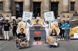 Demonstration vor Gerichtsgebäude