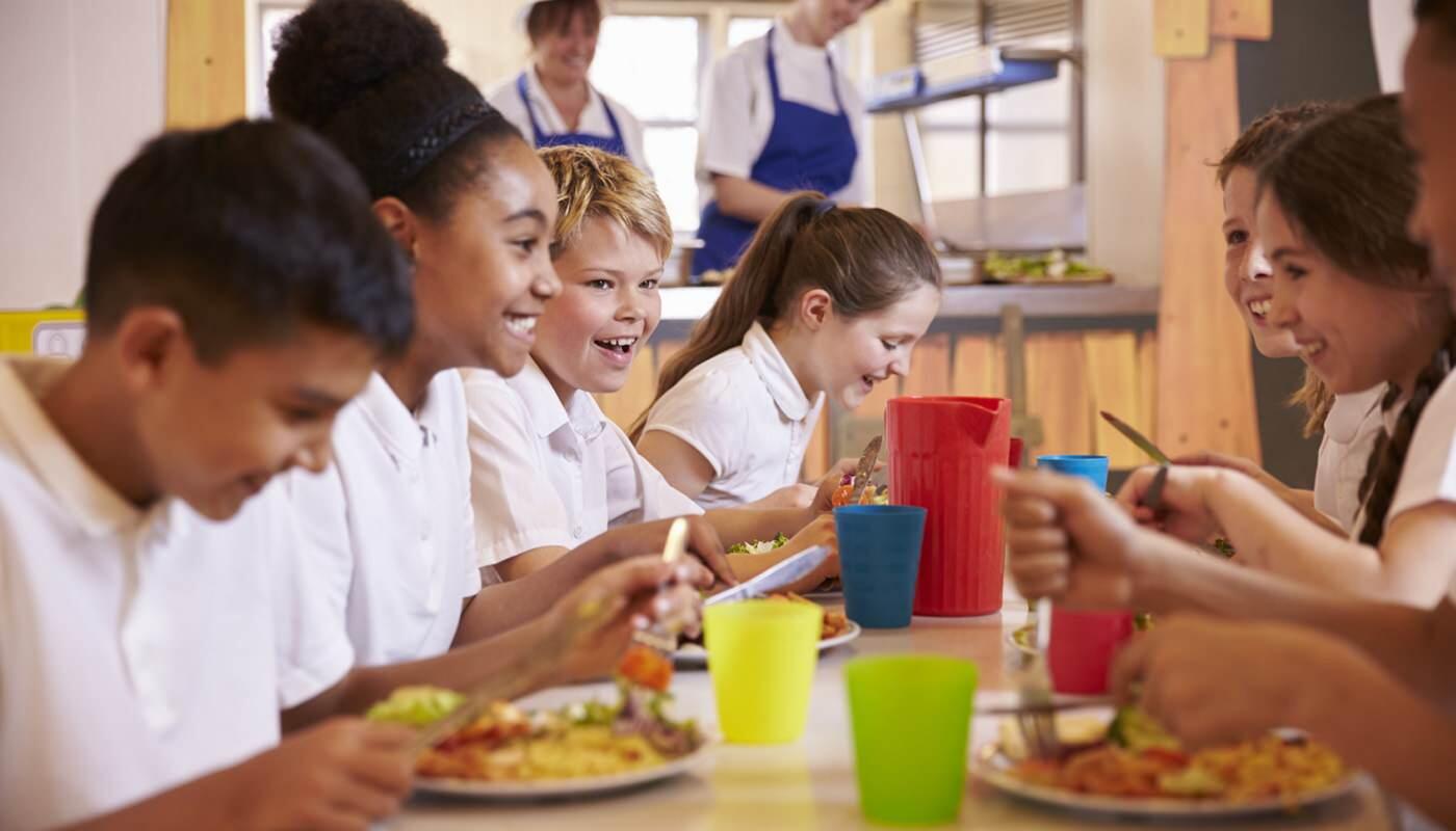 Krundschulkinder in der Cafeteria