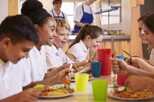 Krundschulkinder in der Cafeteria