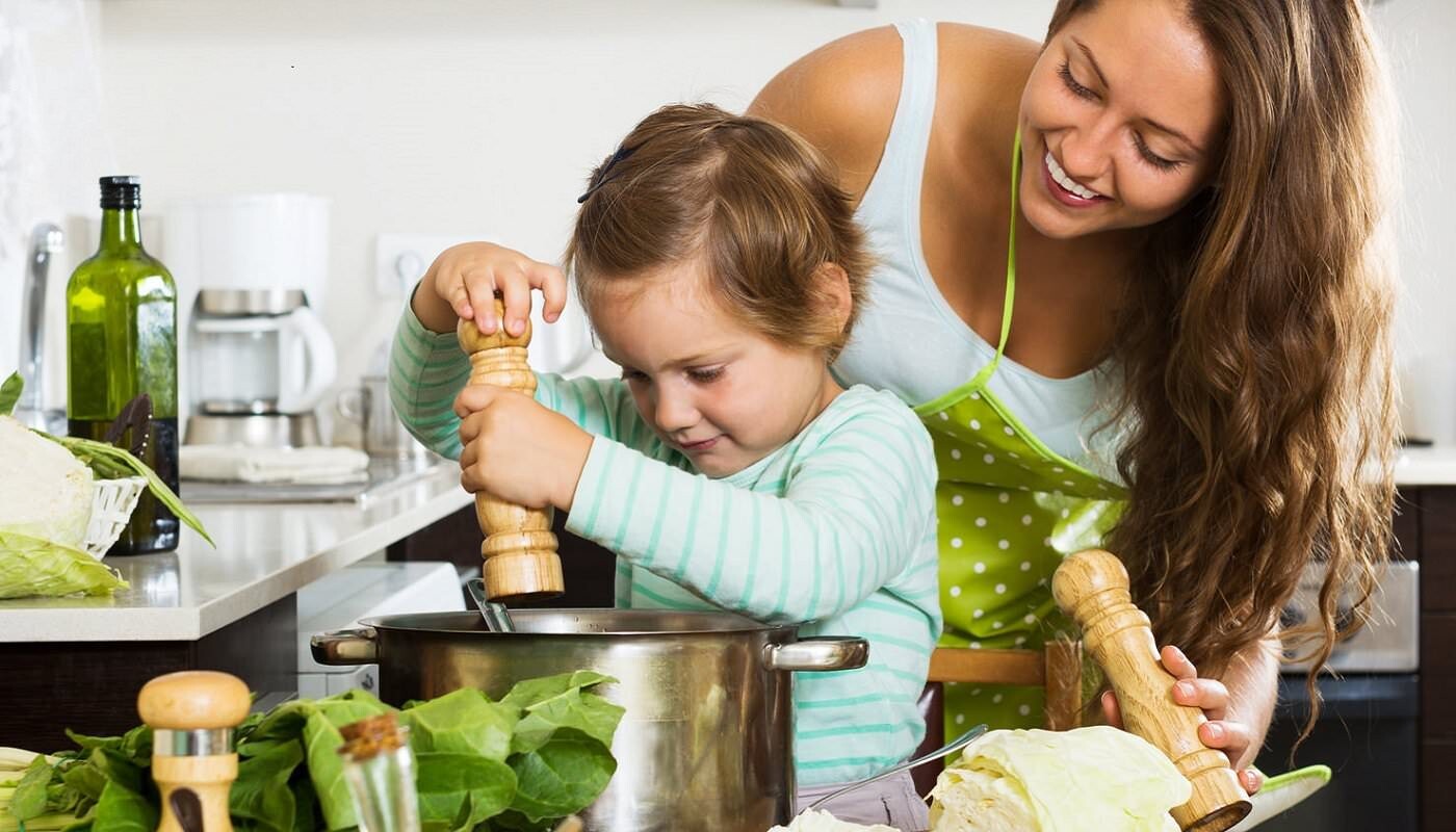Mutter und Kind kochen