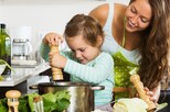 Mutter und Kind kochen