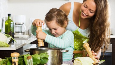 Mutter und Kind kochen