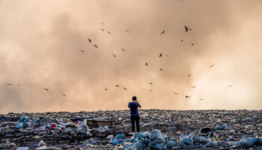 Mensch auf Mülldeponie