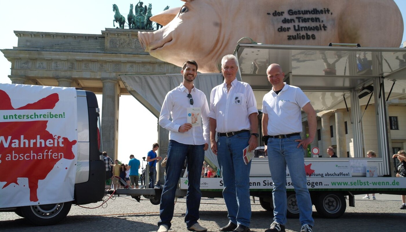 Mahi Klosterhalfen und Wolfgang Schindler bei einer Aktion der Albert Schweitzer Stiftung für unsere Mitwelt vor dem Brandenburger Tor.