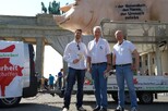 Mahi Klosterhalfen und Wolfgang Schindler bei einer Aktion der Albert Schweitzer Stiftung für unsere Mitwelt vor dem Brandenburger Tor.