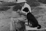 Albert Schweitzer mit Hund.
