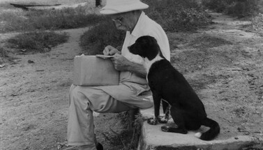 Albert Schweitzer mit Hund.