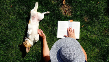 Lesende Frau mit Hund