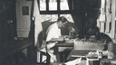 Albert Schweitzer am Schreibtisch mit Katze.