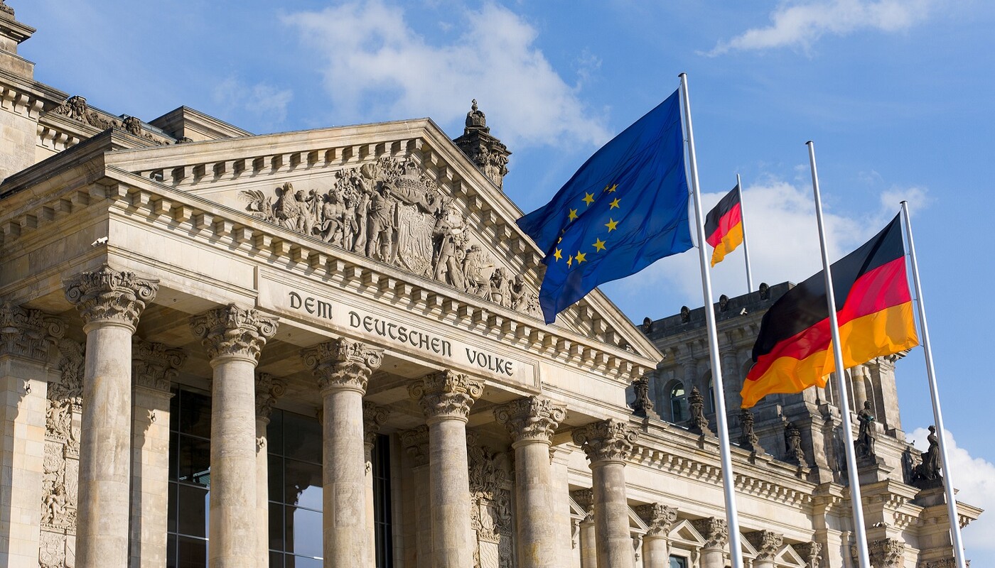Reichstag mit deutscher und europäischer Flagge.