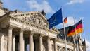 Reichstag mit deutscher und europäischer Flagge.