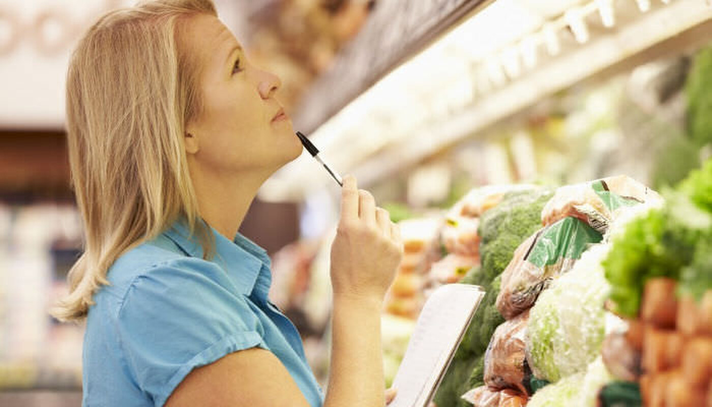 Frau im Supermarkt